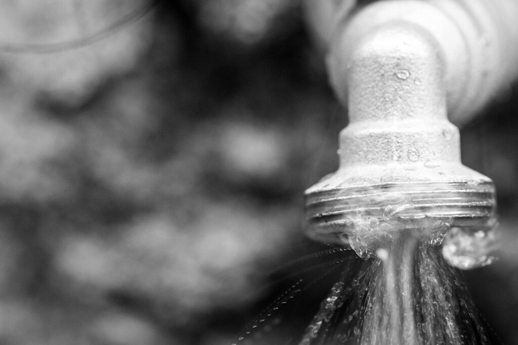 photo d'eau coulant d'un robinet