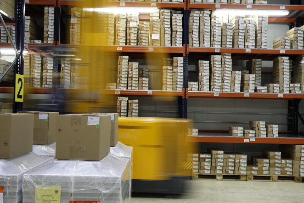 Entrepôt de stockage de matériaux avec rayonnages et chariot élévateur