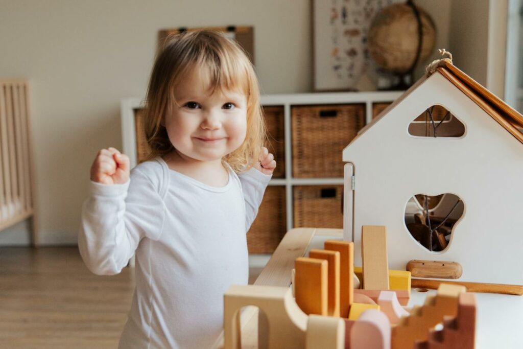 fille avec des jouets