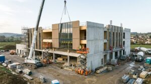 Pose de façades préfabriquées sur un chantier de campus bas carbone